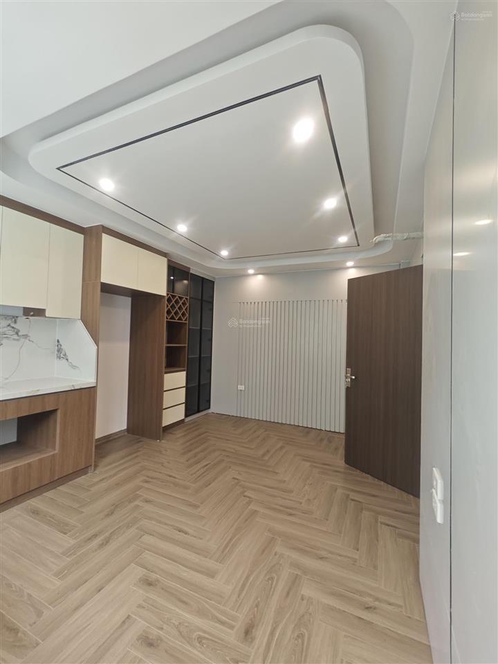 Phân lô ô tô tránh  kinh doanh  ngõ thông. cách mặt phố 30m. nhà 6 tầng thang máy ở luôn.