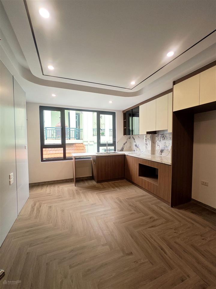 Phân lô ô tô tránh  kinh doanh  ngõ thông. cách mặt phố 30m. nhà 6 tầng thang máy ở luôn.