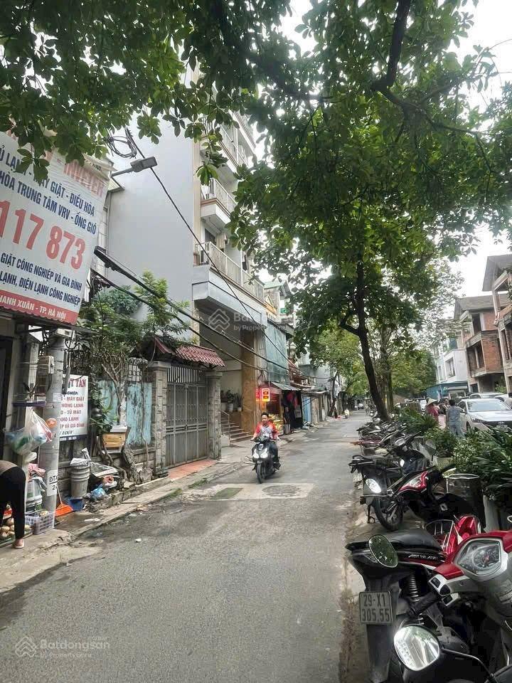 Mặt phố thanh xuân  giao cắt lê văn lương, tố hữu. diện tích 101m mặt tiền 5.5m. giá 33 tỷ.