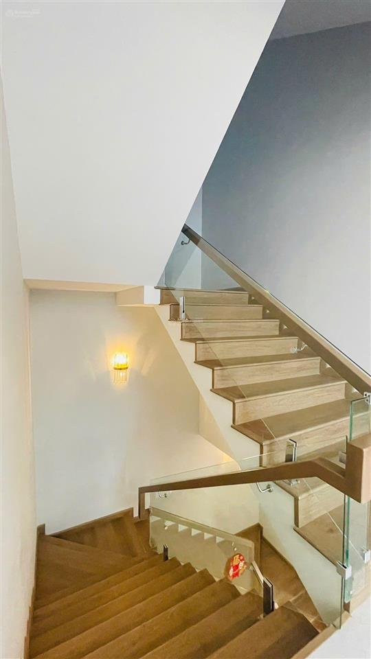 Biệt thự lô góc 208m mặt tiền 27.7m. nhà đẹp ở luôn. kinh doanh văn phòng.  0989 388 ***