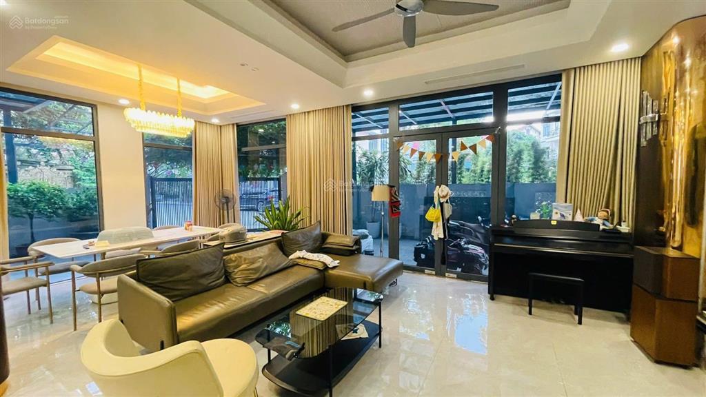 Biệt thự lô góc 208m mặt tiền 27.7m. nhà đẹp ở luôn. kinh doanh văn phòng.  0989 388 ***