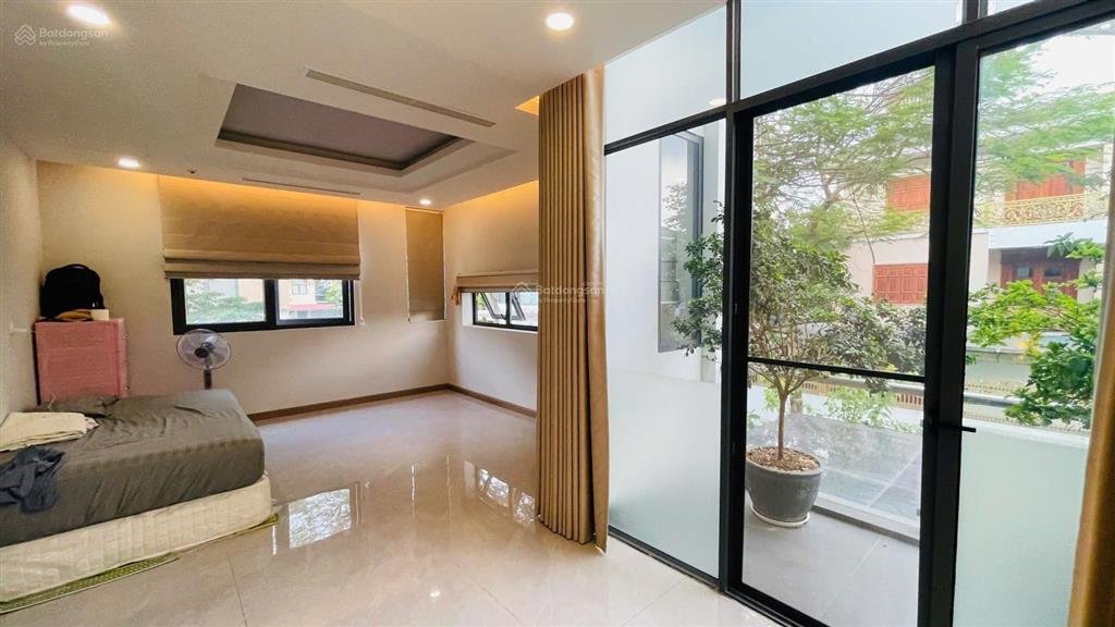 Biệt thự lô góc 208m mặt tiền 27.7m. nhà đẹp ở luôn. kinh doanh văn phòng.  0989 388 ***