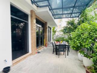 Biệt thự lô góc 208m mặt tiền 27.7m. nhà đẹp ở luôn. kinh doanh văn phòng.  0989 388 ***