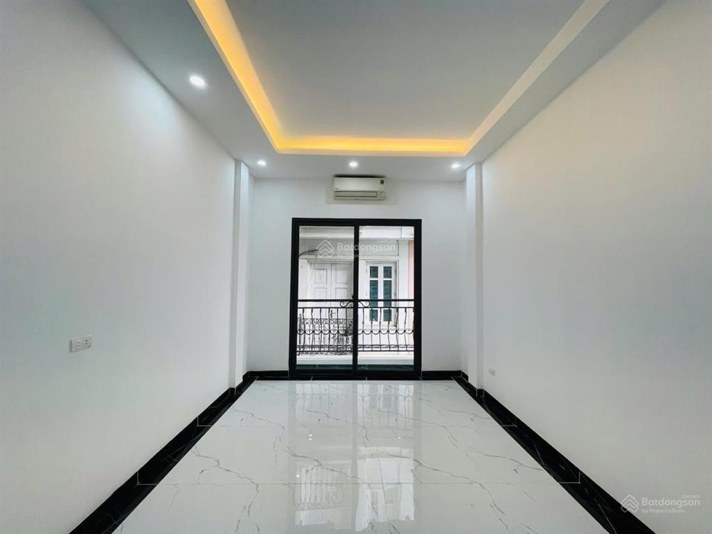 Tô vĩnh diện phân lô ô tô con lùi cửa nhà. nhà 2 thoáng. nở hậu. 45m 4 ngủ. giá 15 tỷ hơn.