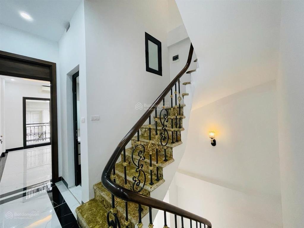 Tô vĩnh diện phân lô ô tô con lùi cửa nhà. nhà 2 thoáng. nở hậu. 45m 4 ngủ. giá 15 tỷ hơn.