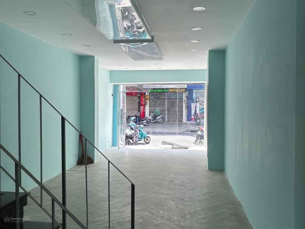 Cho thuê nhà mặt tiền góc ngã ba đường sư vạn hạnh, quận 10, 51 triệu/th, 260m2
