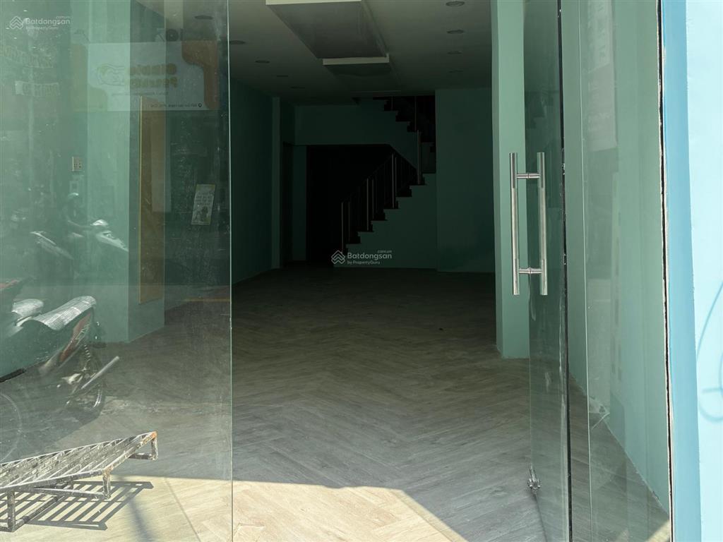 Cho thuê nhà mặt tiền góc ngã ba đường sư vạn hạnh, quận 10, 51 triệu/th, 260m2