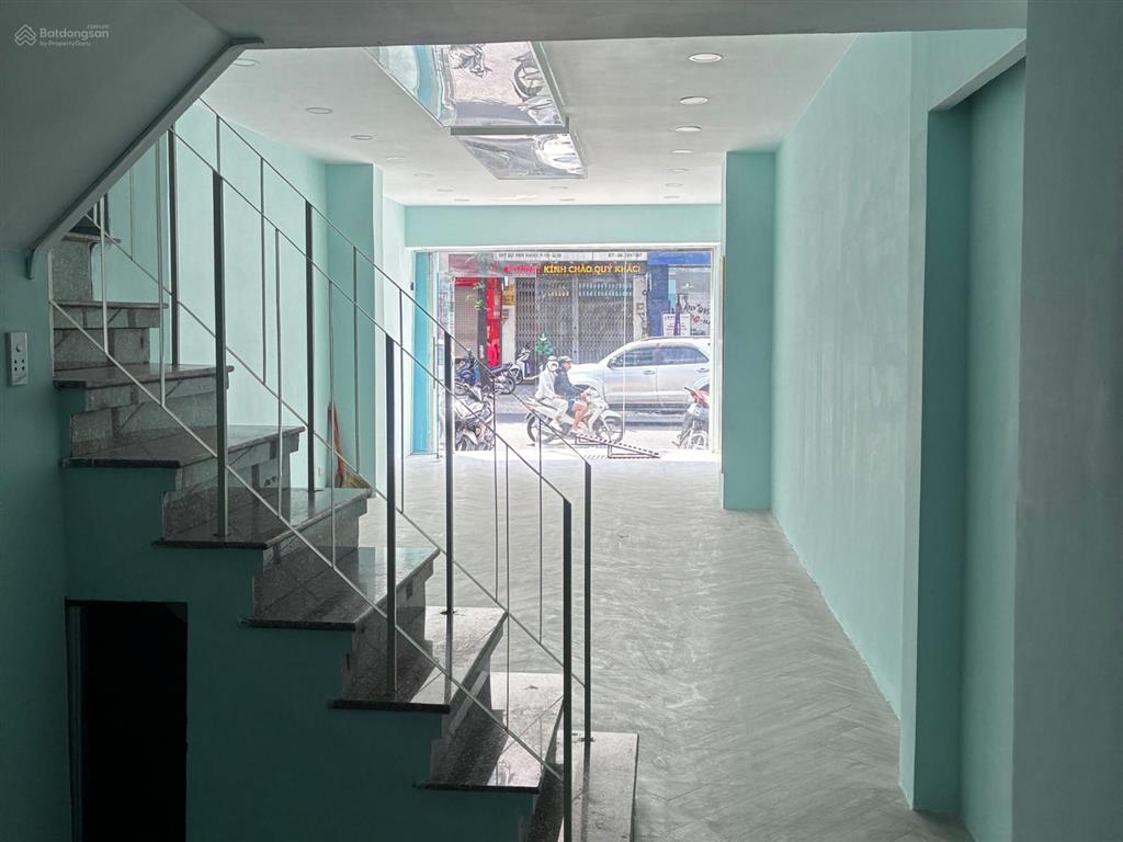 Cho thuê nhà mặt tiền góc ngã ba đường sư vạn hạnh, quận 10, 51 triệu/th, 260m2