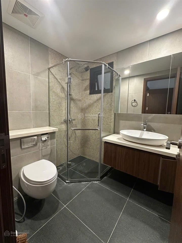 Tìm khách thuê lâu dài căn hộ 3 phòng ngủ, full nội thất, vào được ngay, có slot ô tô  giá 20tr/th