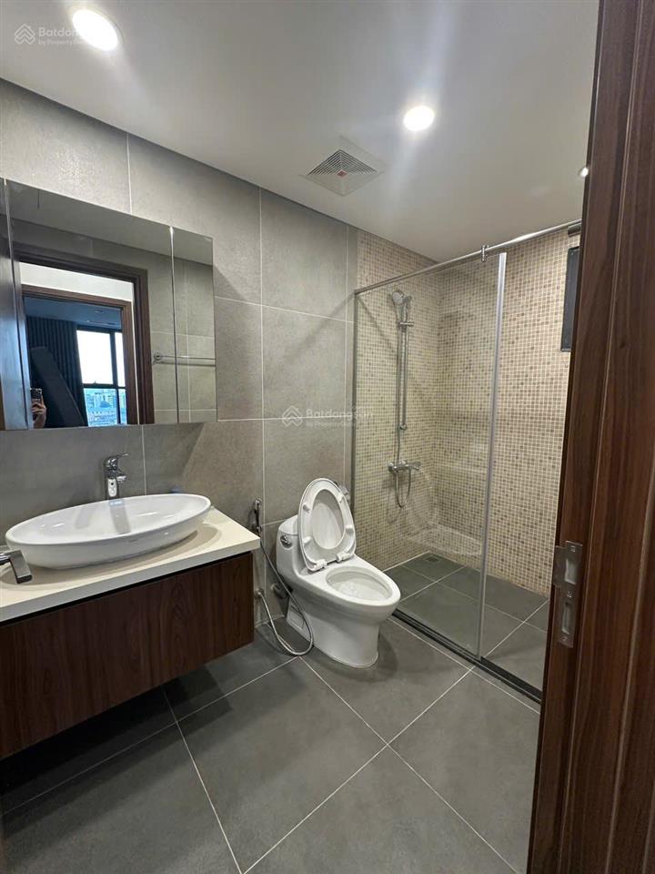 Tìm khách thuê lâu dài căn hộ 3 phòng ngủ, full nội thất, vào được ngay, có slot ô tô  giá 20tr/th