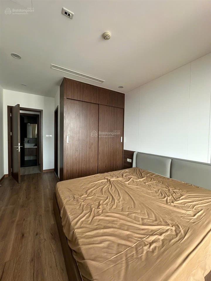 Tìm khách thuê lâu dài căn hộ 3 phòng ngủ, full nội thất, vào được ngay, có slot ô tô  giá 20tr/th