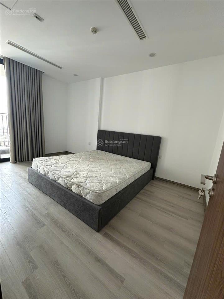 Tìm khách thuê lâu dài căn hộ 3 phòng ngủ, full nội thất, vào được ngay, có slot ô tô  giá 20tr/th