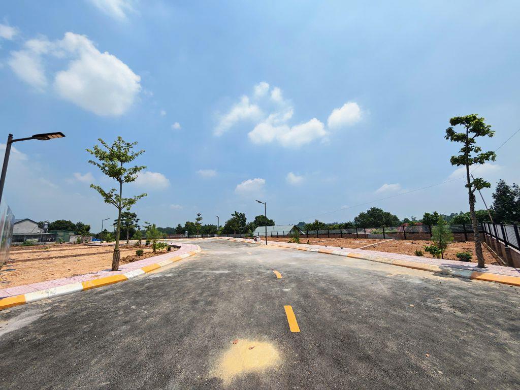 Gần QL21 và khu CNC, Lô Hòa Lạc 100m2 giá 3 tỷ 8