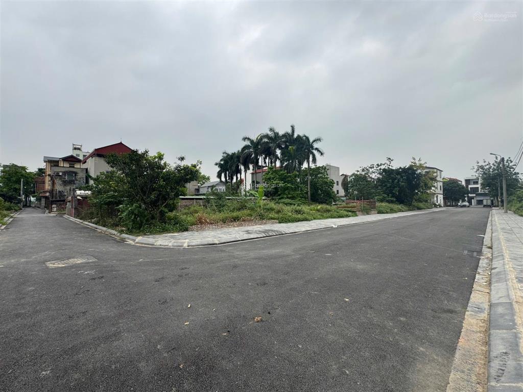 Đấu giá viên nội giá tốt đường 4 oto tránh nhau