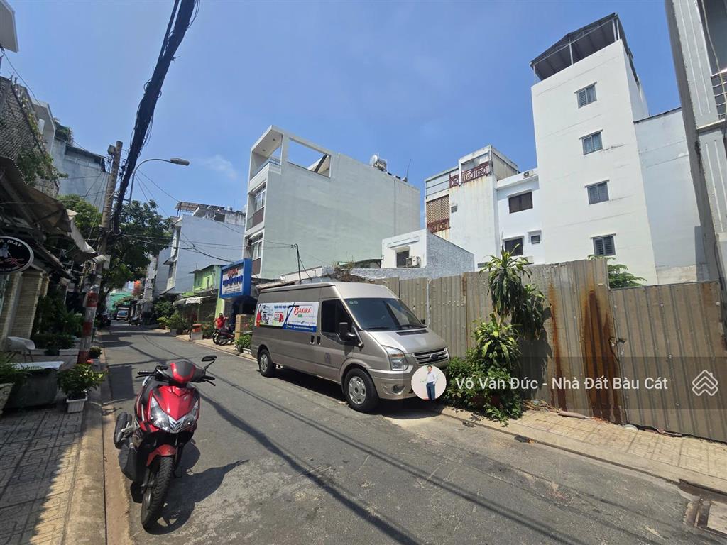 Khuôn đất đẹp  ngang 10.5mx dài 17m  ngay đường bàu bàng cổng nhà ga t3  tân bình. 31.5 tỷ