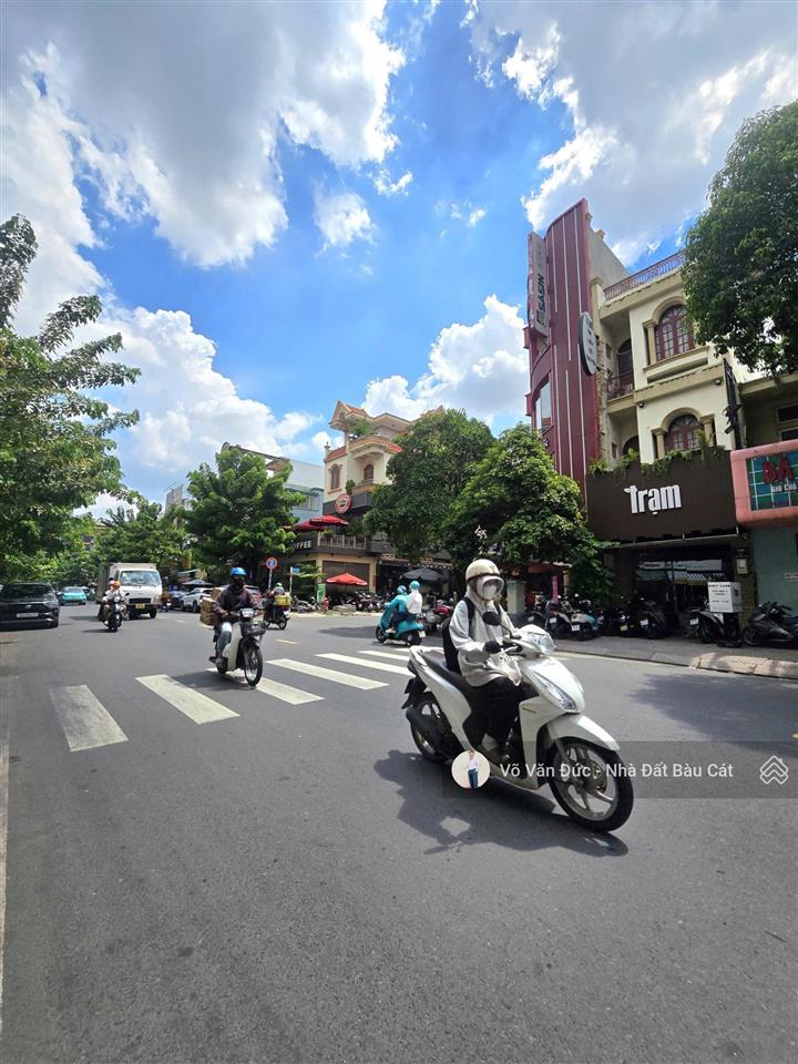Bán nhà 2 mtkd tân sơn nhìtân phú. dt 6x31m dtcn 186m² 1 lầu vị trí siêu đẹp 203tr/m2