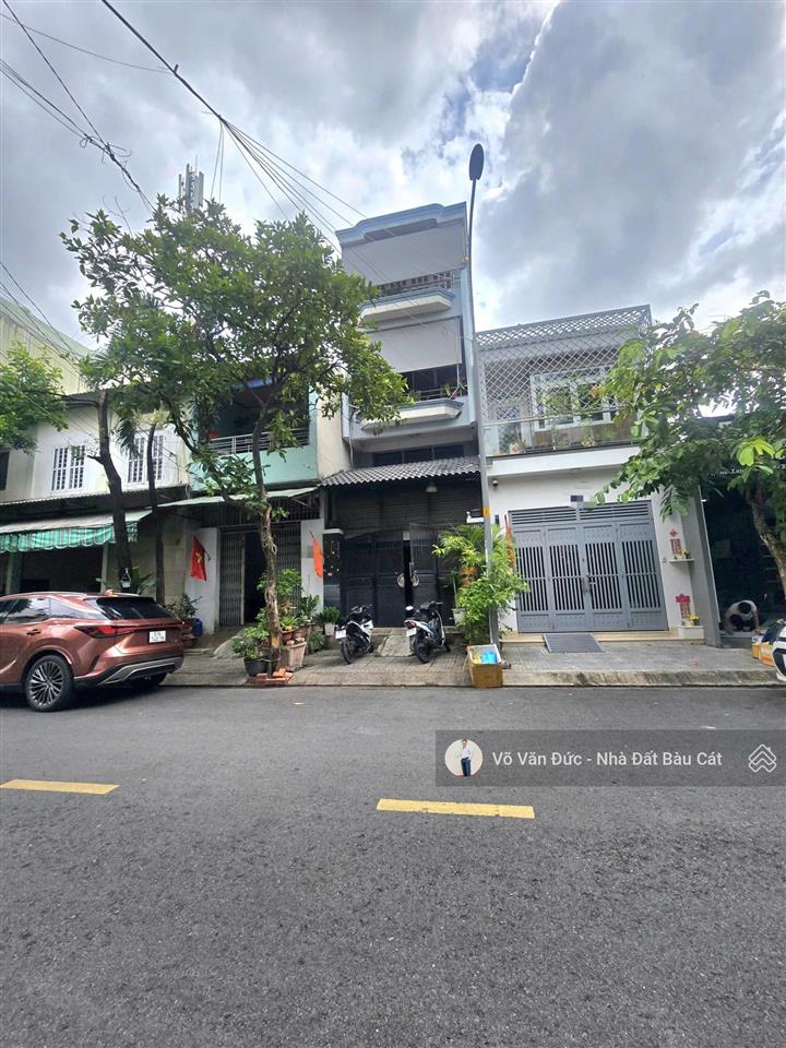 Giảm mạnh 1 tỷ. bán nhà mt đường lê sao, tân phú. dt 4x18. đúc 2 lầu, st. giá cực rẻ chỉ hơn 9 tỷ.