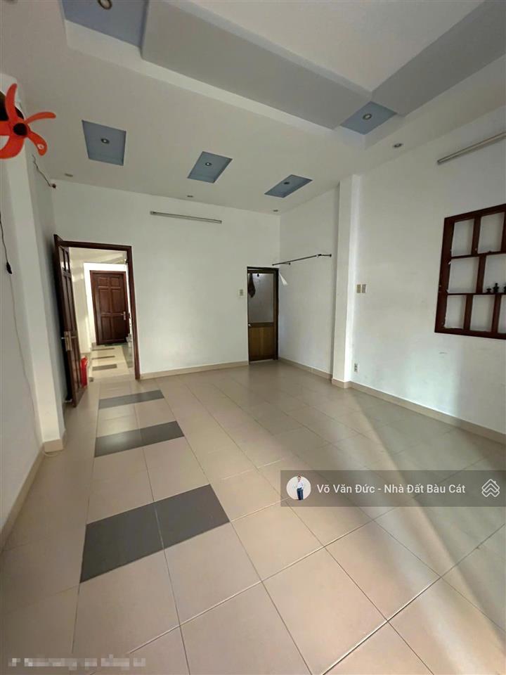 Giảm mạnh 1 tỷ. bán nhà mt đường lê sao, tân phú. dt 4x18. đúc 2 lầu, st. giá cực rẻ chỉ hơn 9 tỷ.