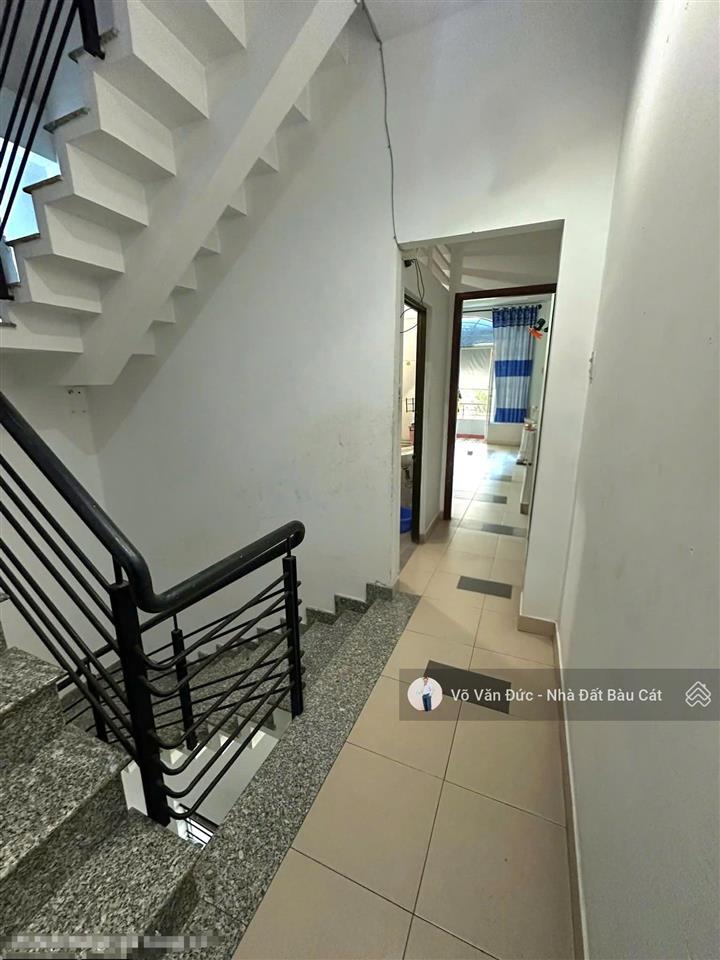 Giảm mạnh 1 tỷ. bán nhà mt đường lê sao, tân phú. dt 4x18. đúc 2 lầu, st. giá cực rẻ chỉ hơn 9 tỷ.