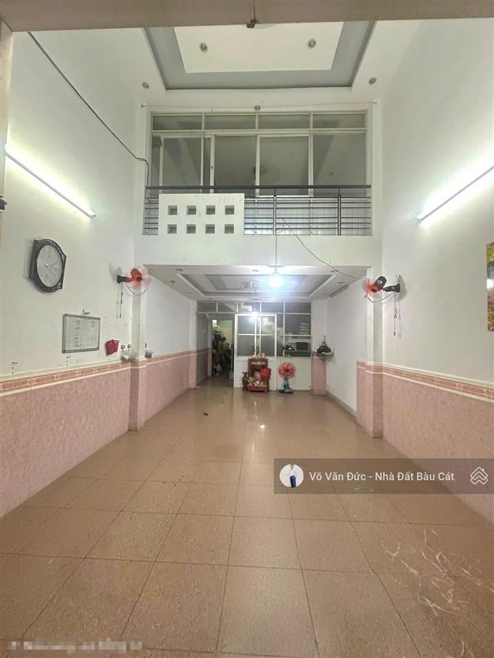 Giảm mạnh 1 tỷ. bán nhà mt đường lê sao, tân phú. dt 4x18. đúc 2 lầu, st. giá cực rẻ chỉ hơn 9 tỷ.
