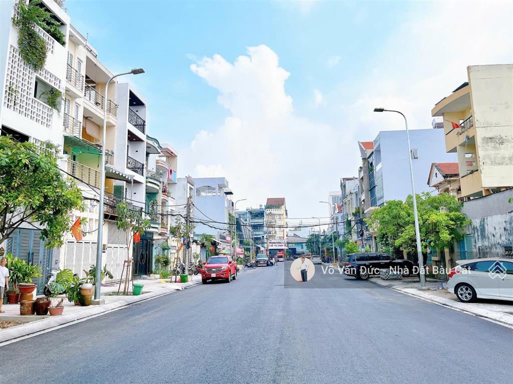 Bán căn nhà hẻm 12m tân sơn nhì, tân phú. dt 9x31, dtcn 272m2. nhà c4 tiện xây mới