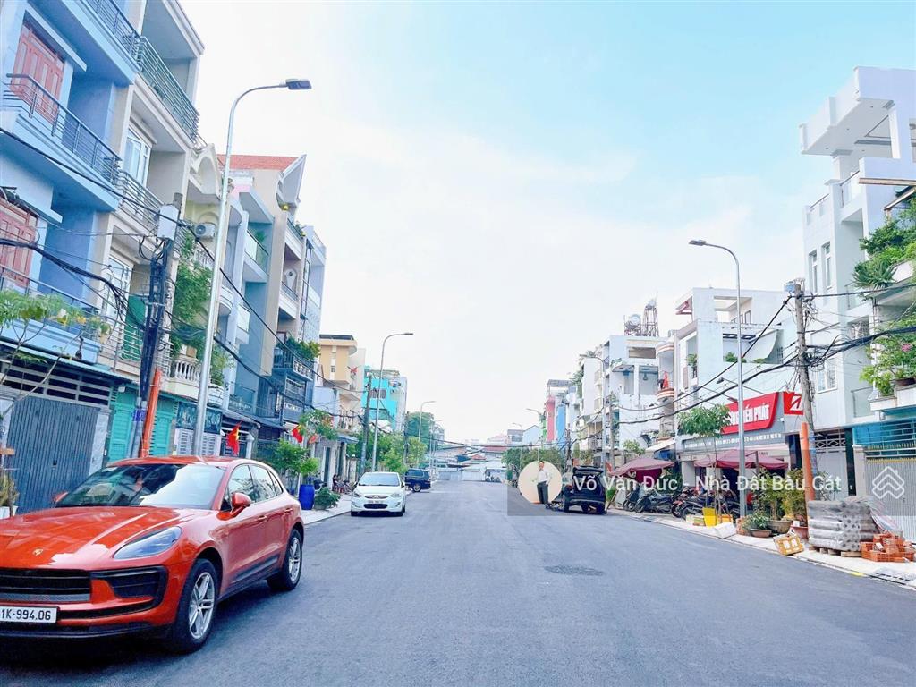 Bán căn nhà hẻm 12m tân sơn nhì, tân phú. dt 9x31, dtcn 272m2. nhà c4 tiện xây mới