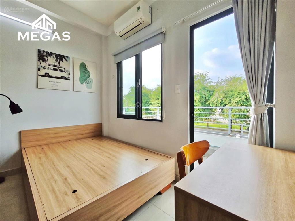 Phòng ban công giá rẻ, chỉ tính điện còn lại free, cạnh đh rmit, lotte mart