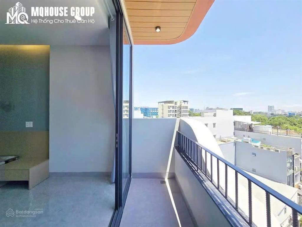 Phòng ban công, tách bếp new 100%, full nội thất cạnh quận 4, kcx tân thuận