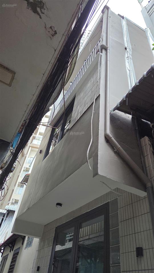 Nhà mới 3 tầng bến văn đồn 2 pn  f6 q4
