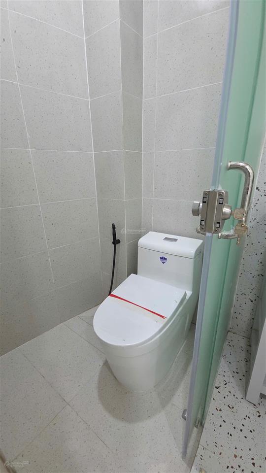 Nhà mới 3 tầng bến văn đồn 2 pn  f6 q4