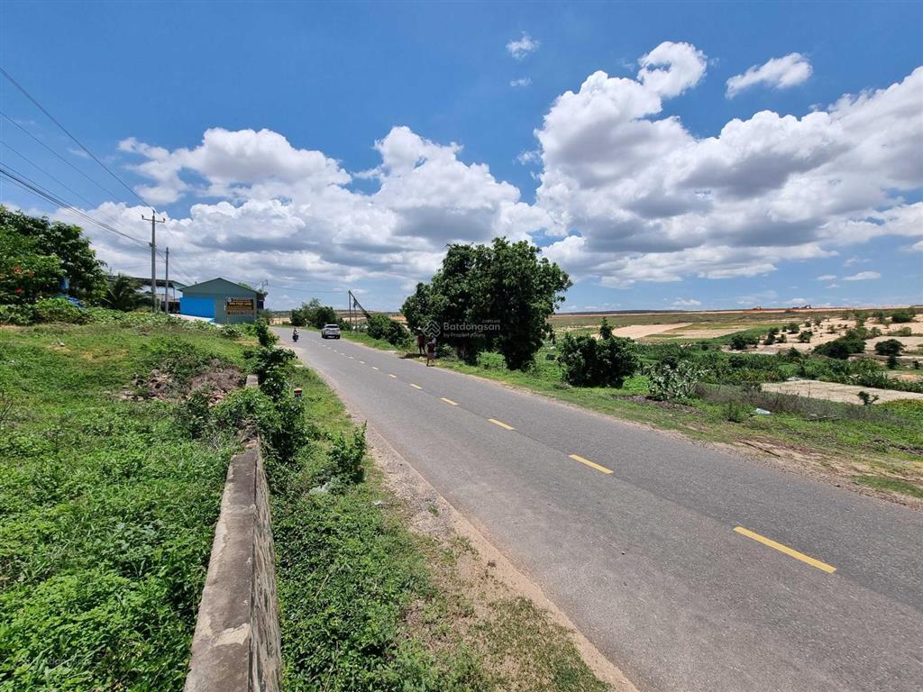 Đất chính chủ mặt tiền đt715, sau lưng sân bay phan thiết, cách biển 8km