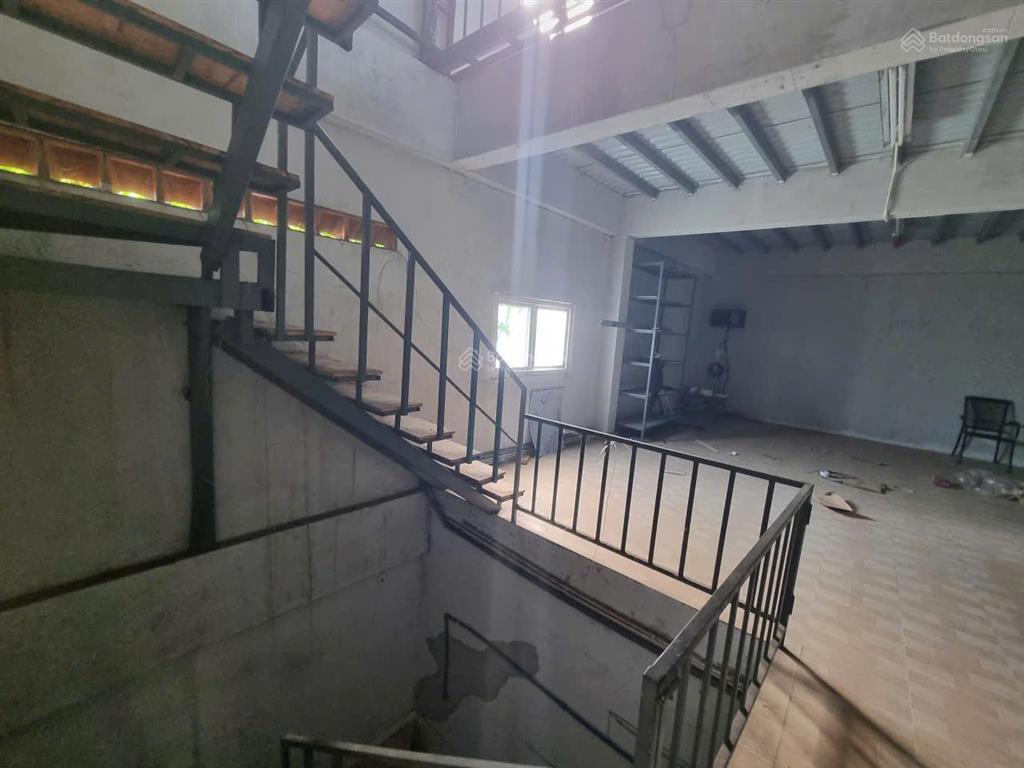 Cho thuê kho 300m2 sàn, gần ub phường, ngã tư nguyễn thị sáu  thạnh lộc 29