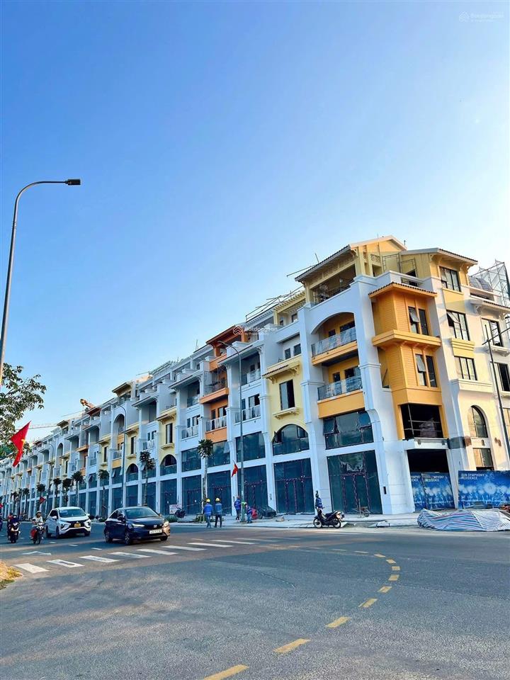 Căn nhà phố nằm ngay mặt tiền đường trần hưng đạo  sát sông hàn  sát bên 5 toà căn hộ cao cấp