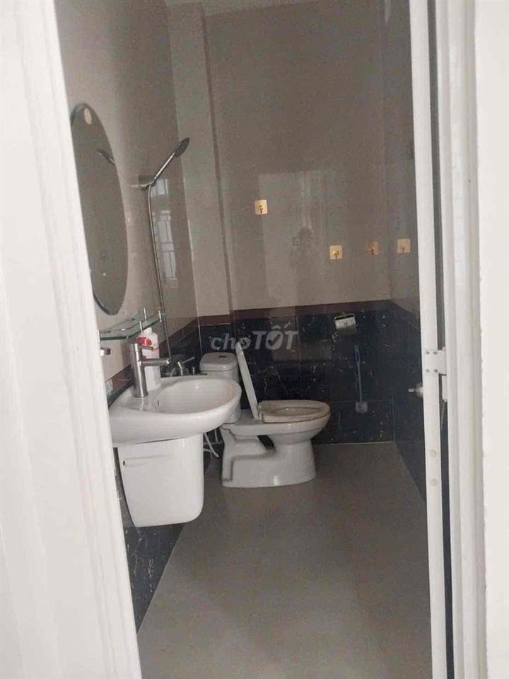 Cho thuê nhà có nội thất Trung Mỹ Tây q12 2lầu 4Pn 5wc hem 6m thông10t