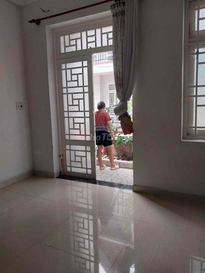 Cho thuê nhà có nội thất Trung Mỹ Tây q12 2lầu 4Pn 5wc hem 6m thông10t