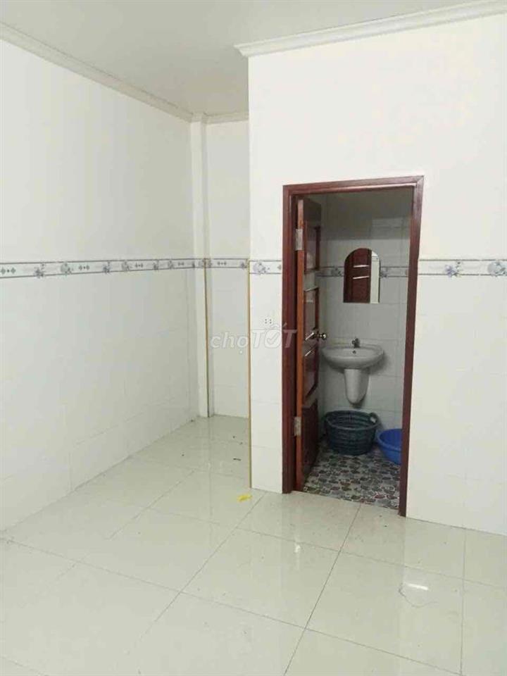 Cho thuê nhà mới mặt tiền TCH q12 ngang 9m dai 30m 16tr kho , may vp