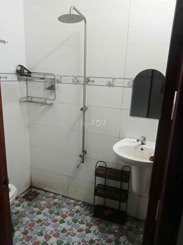 Cho thuê nhà mới mặt tiền TCH q12 ngang 9m dai 30m 16tr kho , may vp