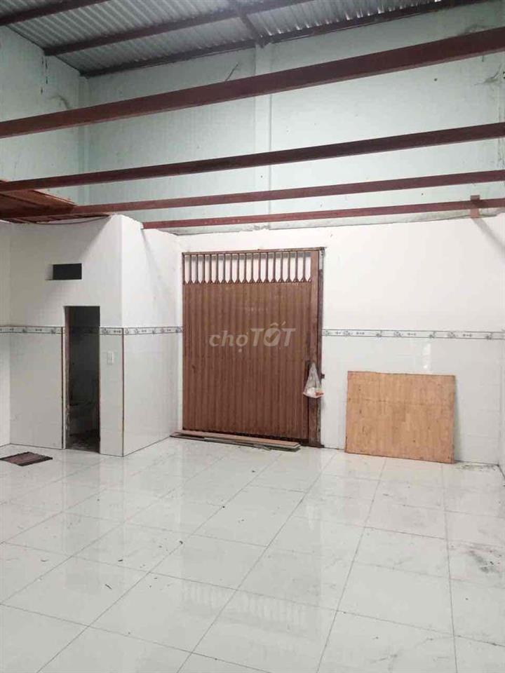Cho thuê nhà mới mặt tiền TCH q12 ngang 9m dai 30m 16tr kho , may vp