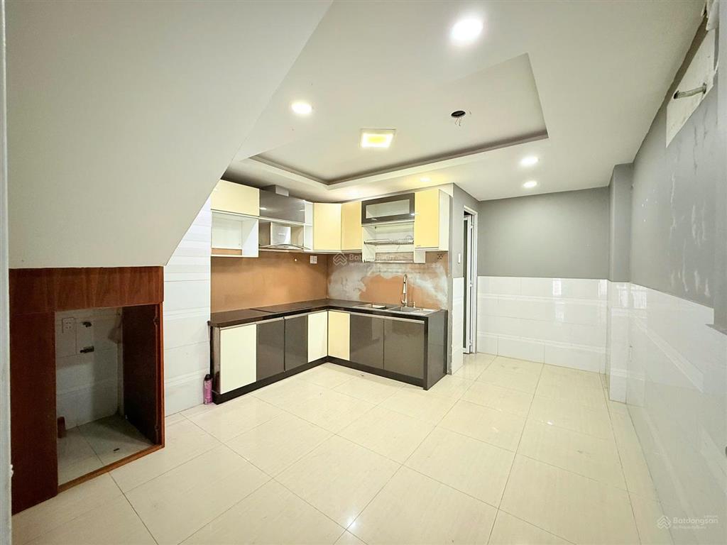 Chính chủ bán hoặc cho thuê nhà hẻm ô tô  gần hàng xanh, phía sau hutech