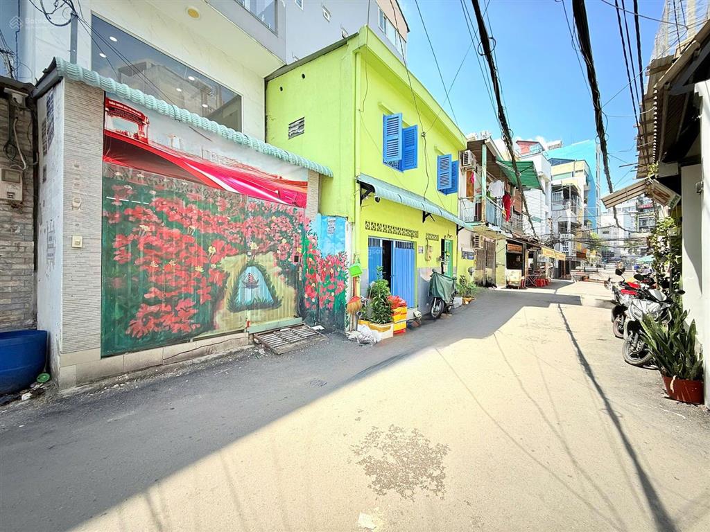 Chính chủ bán hoặc cho thuê nhà hẻm ô tô  gần hàng xanh, phía sau hutech