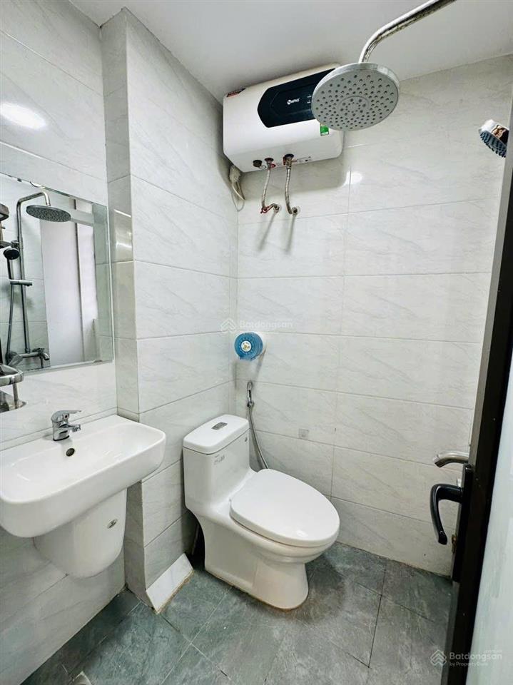 Cho thuê ccmn 165 dương quảng hàm phòng sạch sẽ, vào ở được luôn đầy đủ pccc