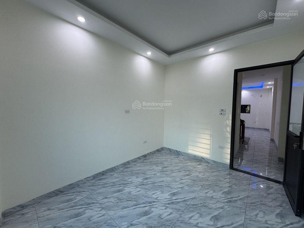 Bán gấp nhà yên nghĩa 3 tỷ, 35m2, 5 tầng ô tô đỗ cổng, trong đê, vài bước ra khu dịch vụ