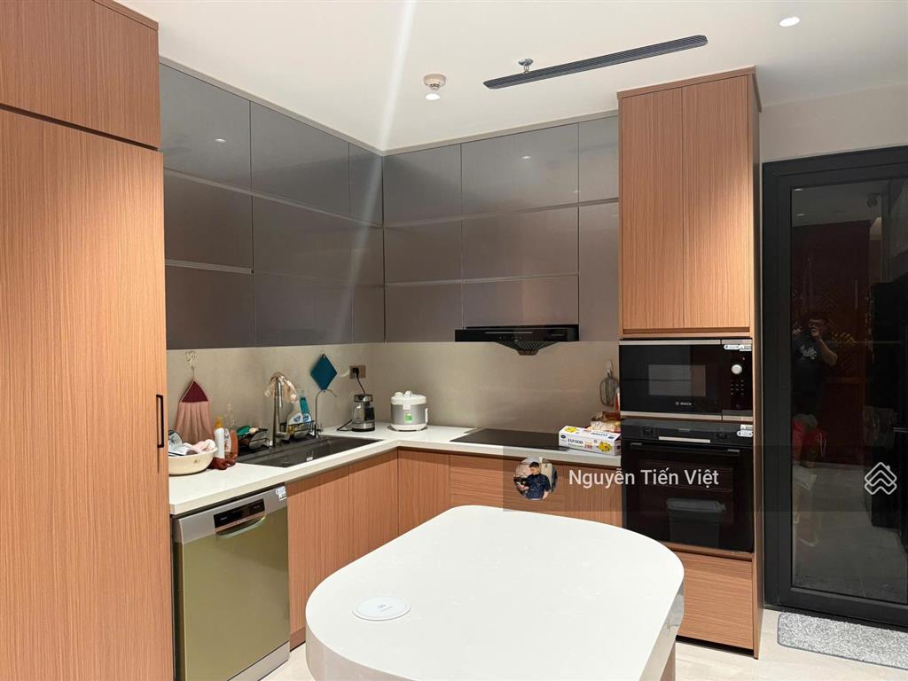 Chính chủ bán căn hộ 151m2 4pn 3vs tầng trung đẹp, full nội thất cao cấp, sổ đỏ cc
