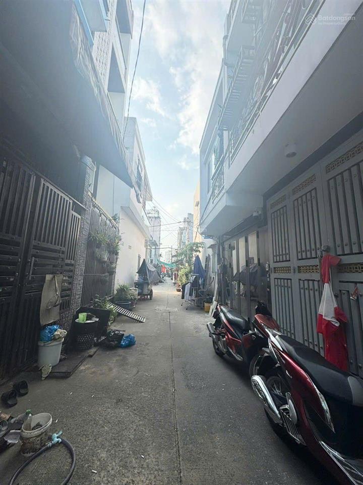 Chỉ hơn 2 tỷ có ngay nhà đẹp ngay chợ btđ giáp tên lửa tiếp giáp hl2 2 tầng 18m2 ko quy hoạch ko l