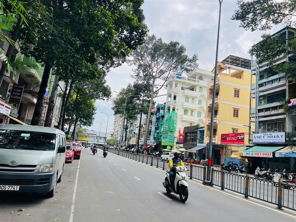 Bán nhà 2 mặt tiền đường nguyễn trãi ct 1 hầm 5 tầng 5,5x28m giá 15.5 tỷ