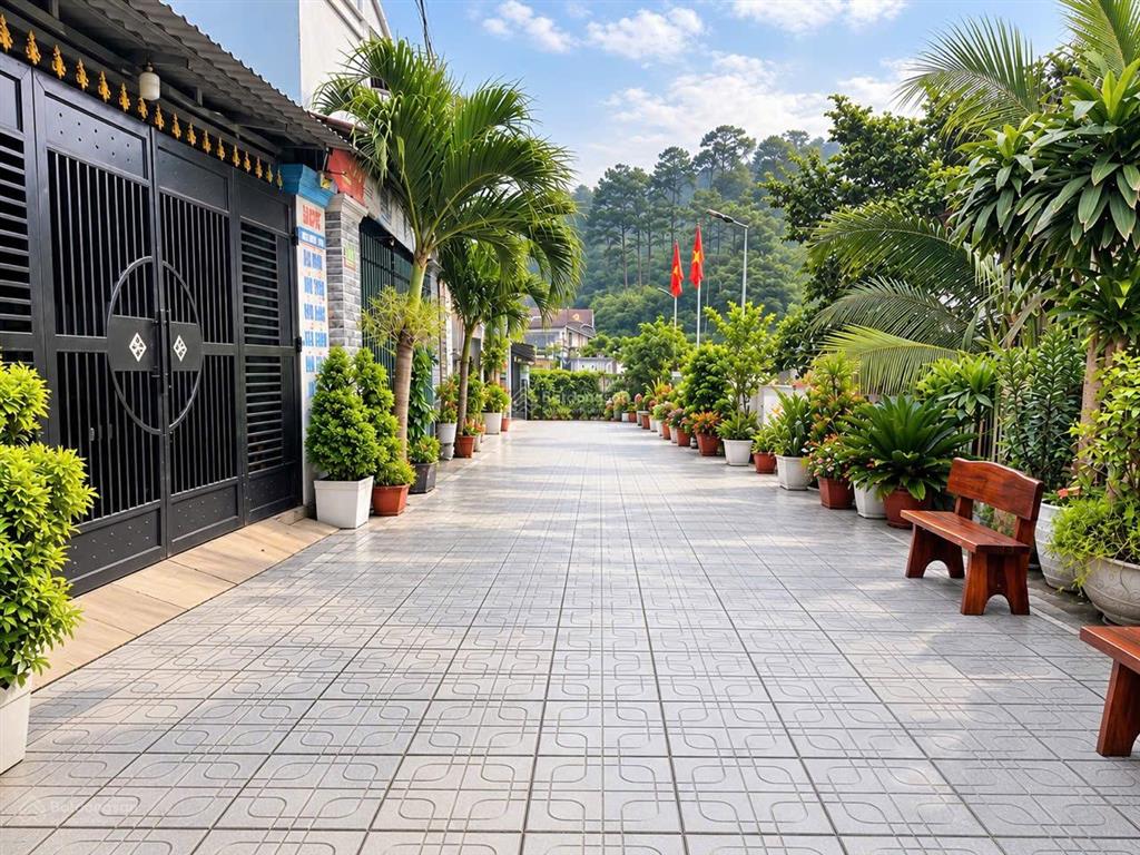 Tân đông hiệp nhà 1 trệt 1 lầu, 4pn, sân ô tô 7 chỗ tặng full nội thất  giá 3,9 tỷ