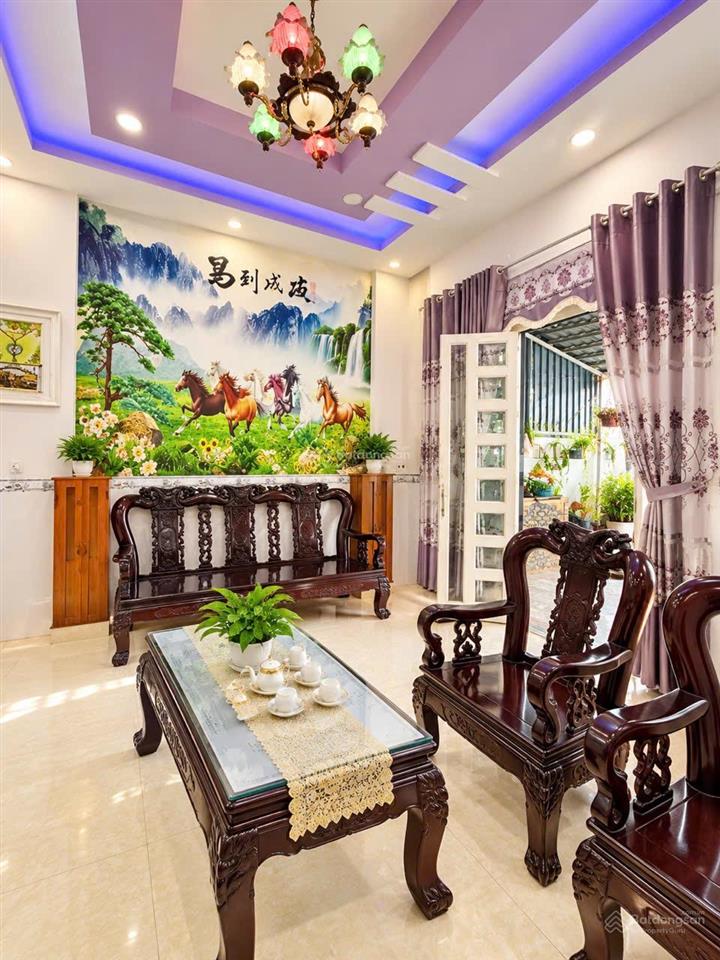 Tân đông hiệp nhà 1 trệt 1 lầu, 4pn, sân ô tô 7 chỗ tặng full nội thất  giá 3,9 tỷ