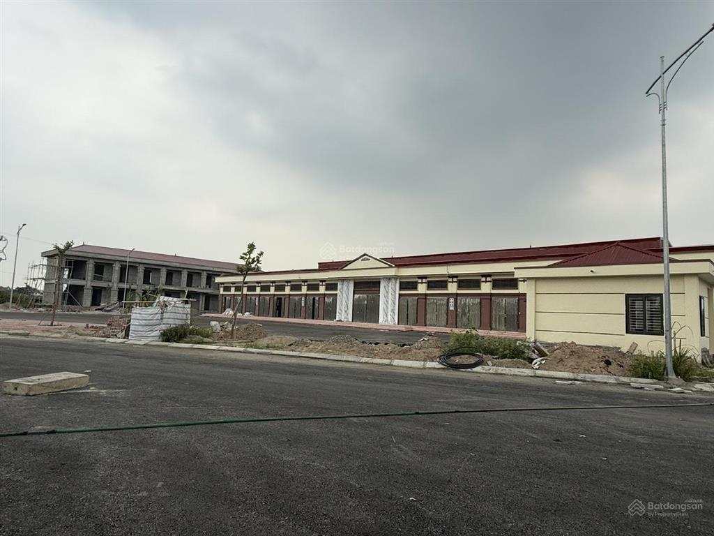Mua lãi ngay. bán 100m đối diện chợ đầu mối đông tảo, giáp văn giang
