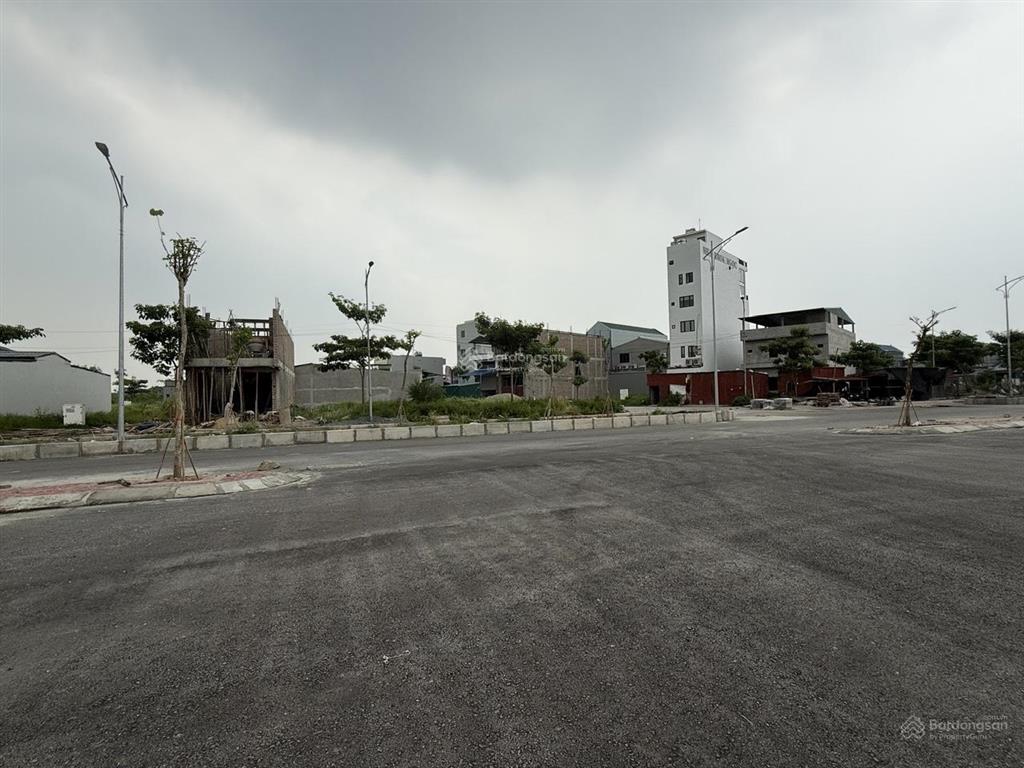 Mua lãi ngay. bán 100m đối diện chợ đầu mối đông tảo, giáp văn giang