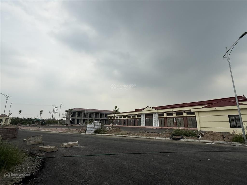 Mua lãi ngay. bán 100m đối diện chợ đầu mối đông tảo, giáp văn giang